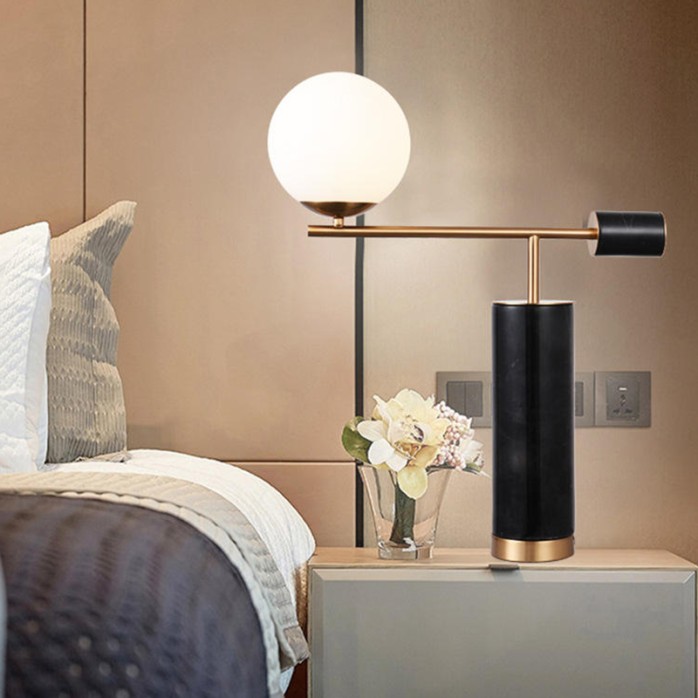 Luxury vertical balance design small clock decorative table lamp