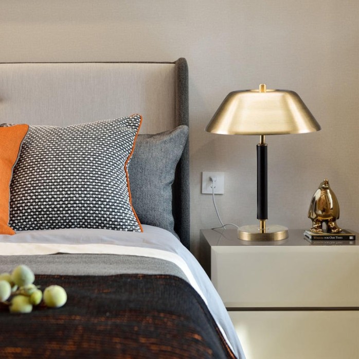 Light luxury creative decorative metal table lamp