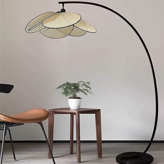 Retro rattan lampshade flower floor lamp